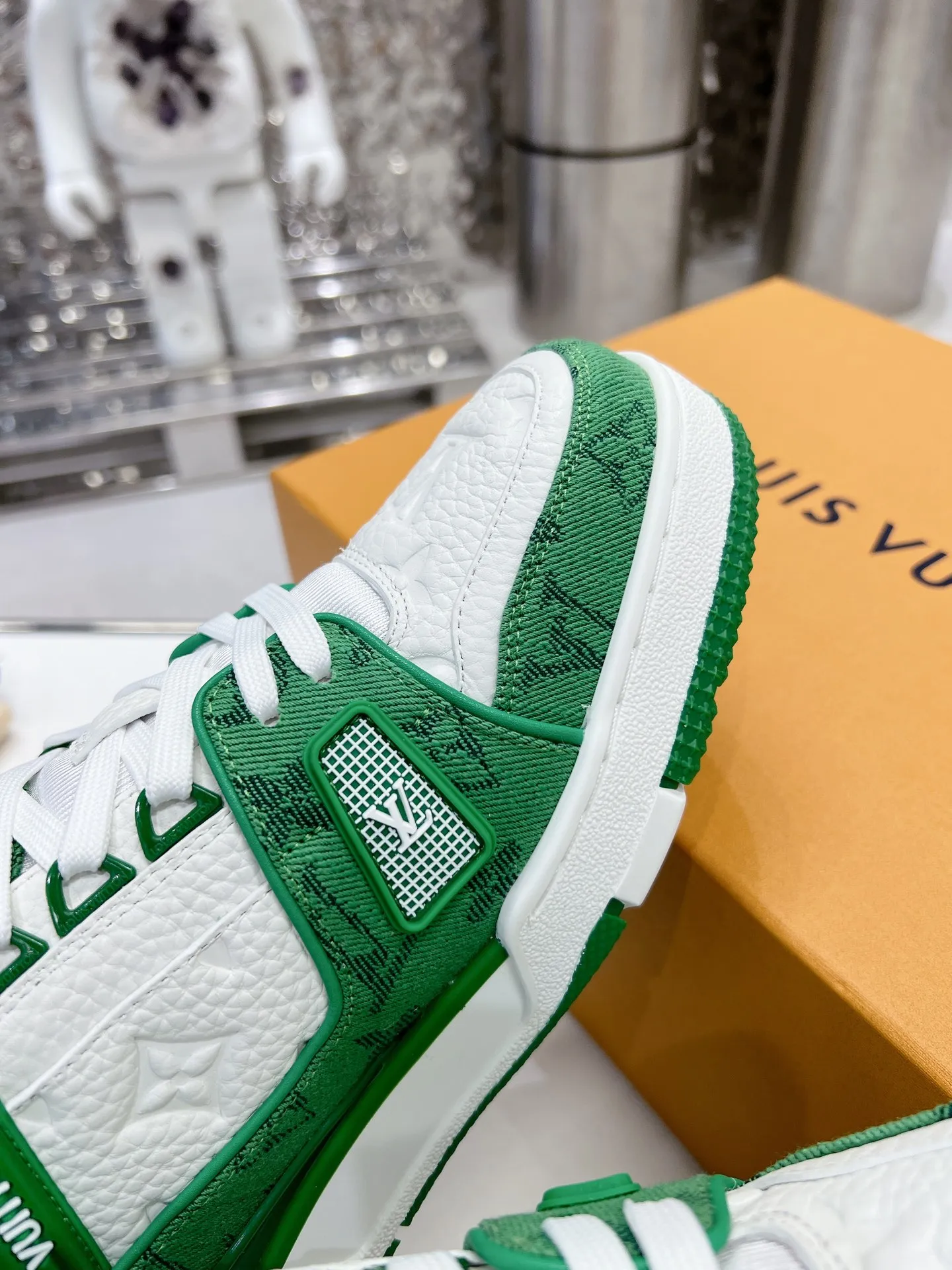 👟👟Ex-factory price 840👟👟 LV top version 2023 new model. Purchasing quality LV~Louis Vuitton Lv TRAINER's best-looking sneakers, Donkey Brand strongly recommends new products, official website limited edition retro basketball sneakers! Both high-cut and low-cut products cost money to purchase an accurate 1:1 replica of the original version. The details are invincible and full of sincerity. The imported and customized original cowhide leather is the same as the original version. The details are 100% restored. The private model customizes the original one-piece T👟👟 ex-factory price U outsole. It is different from other brands. Without the original version, this effect cannot be achieved!    Men's and women's models 35-40 39-45 (45 and 46 are customized and cannot be returned or exchanged)